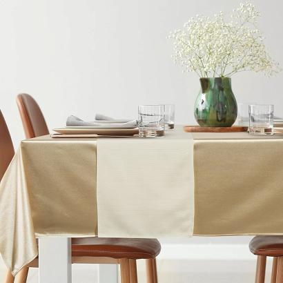 Obrus dekoracyjny GLAMO 140x220 Eurofirany beżowy z błyszczącą szarfą