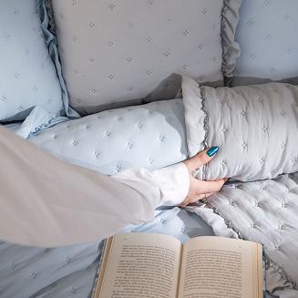 Narzuta dekoracyjna z falbaną WERONA 220x240 baby blue