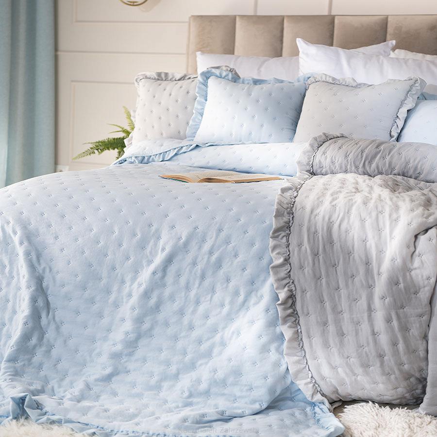 Narzuta dekoracyjna z falbaną WERONA 220x240 baby blue