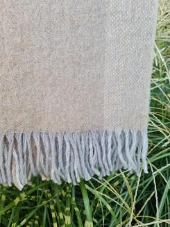 Koc wełniany z frędzlami 160x200 beżowa srebrna krata