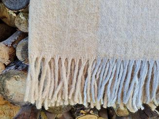 Koc wełniany z frędzlami 160x200 beżowa srebrna krata