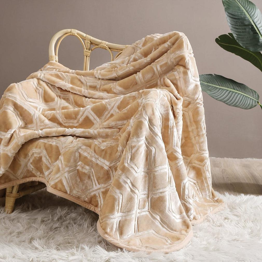 Koc akrylowy tłoczony VITO 160x200 geometryczny wzór beżowy