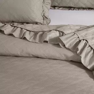 Narzuta dekoracyjna RUFFY 160x220 pikowana z falbanką taupe