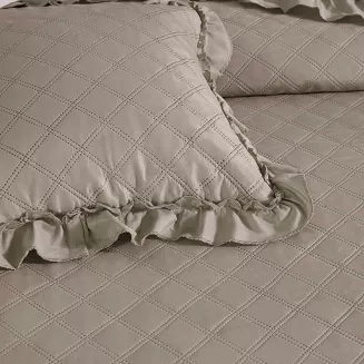 Narzuta dekoracyjna RUFFY 160x220 pikowana z falbanką taupe