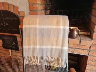 Koc wełniany z frędzlami 160x200 kratka beżowy srebrny