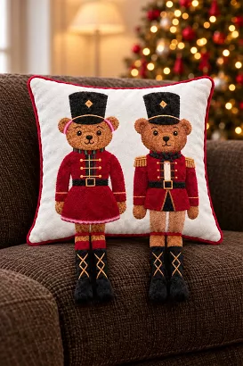 Poszewka dekoracyjna świąteczna BEAR COUPLE 45x45 biała czerwona para misiów a'la dziadek do orzechów