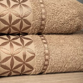 Ręcznik bawełniany PAOLA 50x90 karmelowy z bordiurą w rozety