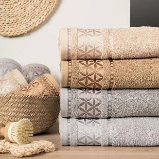 Ręcznik bawełniany PAOLA 50x90 karmelowy z bordiurą w rozety