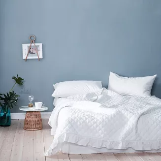 Narzuta dekoracyjna RUFFY 160x220 pikowana z falbanką biała