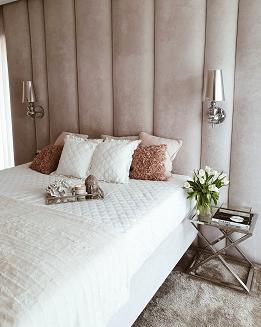 Narzuta dekoracyjna RUFFY 160x220 pikowana z falbanką biała