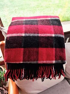 Koc wełniany z frędzlami 160x200 kratka czarny czerwony