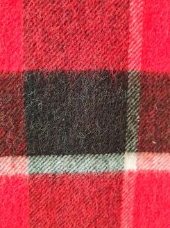 Koc wełniany z frędzlami 160x200 kratka czarny czerwony