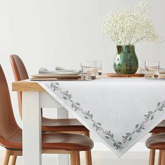 Obrus dekoracyjny wodoodporny LILY 110xx140 Eurofirany biały zielony wzór botaniczny na brzegach