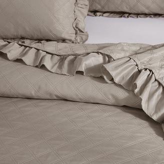 Narzuta dekoracyjna RUFFY 140x200 pikowana z falbanką brązowa