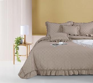 Narzuta dekoracyjna RUFFY 140x200 pikowana z falbanką brązowa