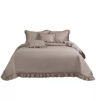 Narzuta dekoracyjna RUFFY 140x200 pikowana z falbanką taupe