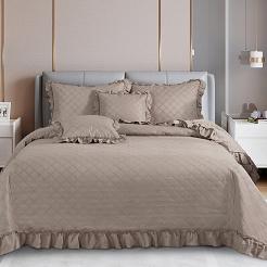 Narzuta dekoracyjna RUFFY 140x200 pikowana z falbanką brązowa