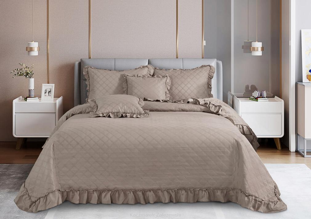 Narzuta dekoracyjna RUFFY 140x200 pikowana z falbanką brązowa