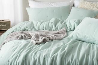 Narzuta dekoracyjna fakturowana Dotta 140x200 szałwiowa z haftem kropek