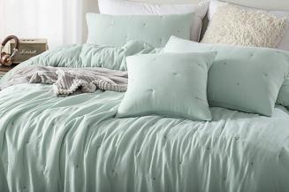 Narzuta dekoracyjna fakturowana Dotta 140x200 szałwiowa z haftem kropek