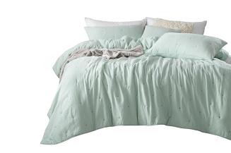 Narzuta dekoracyjna fakturowana Dotta 140x200 szałwiowa z haftem kropek