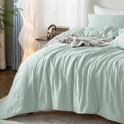 Narzuta dekoracyjna fakturowana Dotta 140x200 szałwiowa z haftem kropek