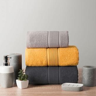 Ręcznik bawełniany NAOMI 70x140 szafranowy z bordiurą w trójwymiarowe paski