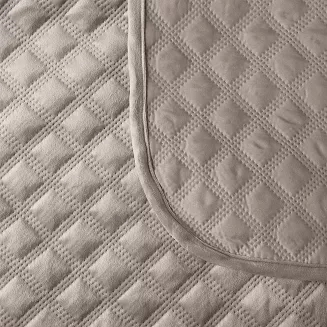 Narzuta dekoracyjna VELVI 70x160 pikowana w geometryczny wzór szarobeżowa