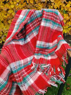 Koc wełniany z frędzlami 160x200 kartka czerwona zielona biała