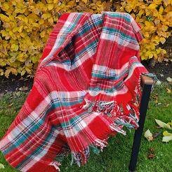 Koc wełniany z frędzlami 160x200 kartka czerwona zielona biała