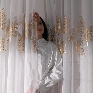 Firana gotowa na taśmie MARIETTA 140x250 biała ze złotym zdobieniem