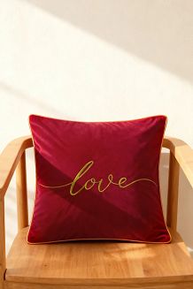 Poszewka dekoracyjna Love 45x45 welurowa czerwona ze złotym haftem