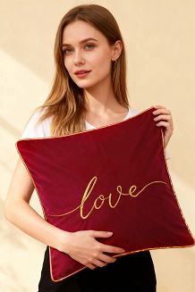 Poszewka dekoracyjna Love 45x45 welurowa czerwona ze złotym haftem