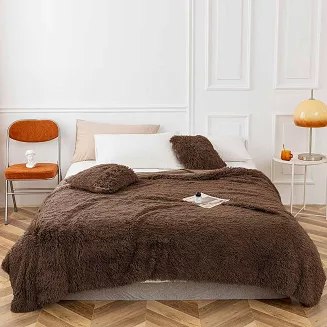 Koc na fotel YETI 70x150 włochacz o strukturze futra brązowy