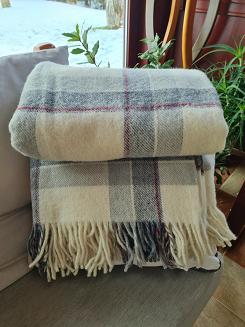 Koc wełniany z frędzlami 150x200 wełna nowozelandzka krata szara ekri czerwona