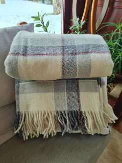 Koc wełniany z frędzlami 150x200 wełna nowozelandzka krata szara ekri czerwona