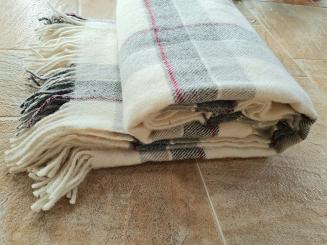 Koc wełniany z frędzlami 150x200 wełna nowozelandzka krata szara ekri czerwona