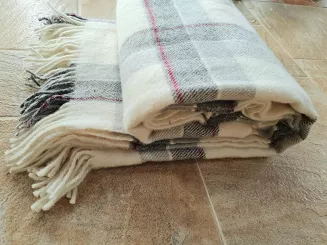 Koc wełniany z frędzlami 150x200 wełna nowozelandzka krata szara ekri czerwona