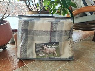 Koc wełniany z frędzlami 150x200 wełna nowozelandzka krata szara ekri czerwona