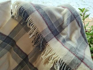 Koc wełniany z frędzlami 150x200 wełna nowozelandzka krata szara ekri czerwona