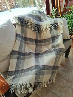 Koc wełniany z frędzlami 150x200 wełna nowozelandzka krata szara ekri czerwona