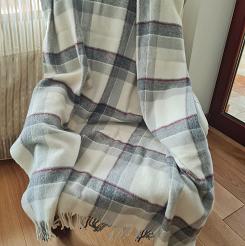 Koc wełniany z frędzlami 150x200 wełna nowozelandzka krata szara ekri czerwona