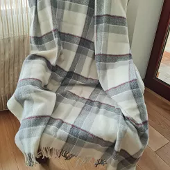 Koc wełniany z frędzlami 150x200 wełna nowozelandzka krata szara ekri czerwona