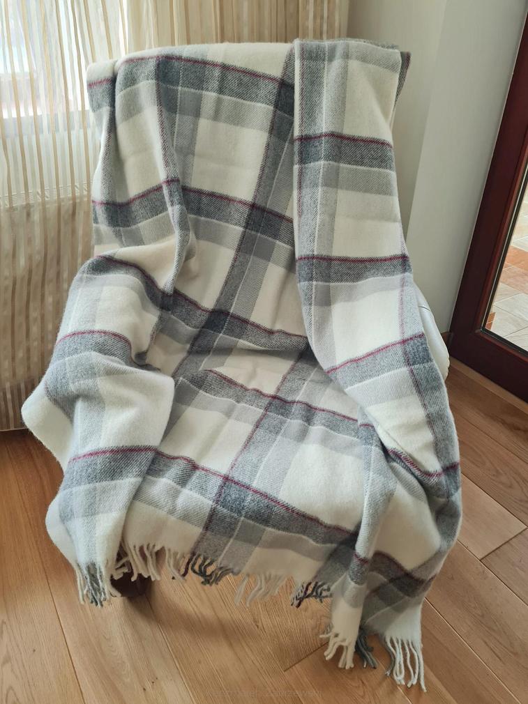 Koc wełniany z frędzlami 150x200 wełna nowozelandzka krata szara ekri czerwona