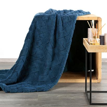 Koc narzuta na fotel CARO 70x160 Design91 granatowy puszysty wytłaczany w kratę