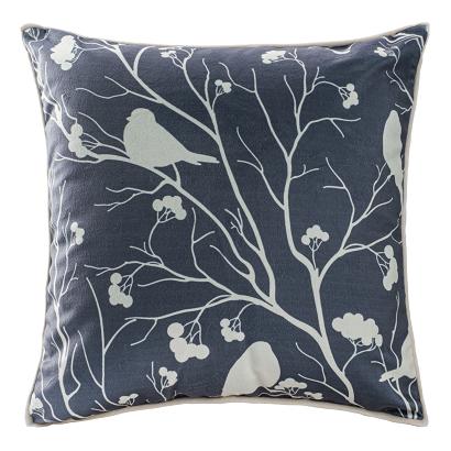 Poszewka dekoracyjna WF 43X43 Darymex z lamówką ptaki na jarzębinie granatowa