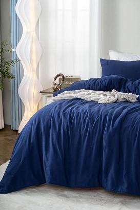 Narzuta dekoracyjna fakturowana Dotta 160x220 szafirowa z haftem kropek