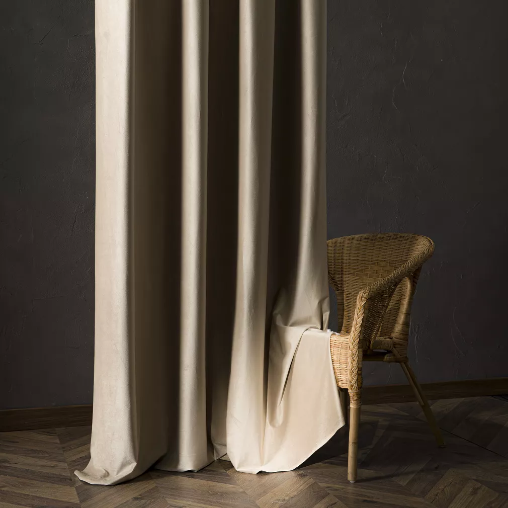 Zasłona gotowa na przelotkach BLACKOUT VELVET 140x240 ciemnobeżowa