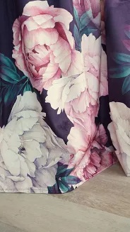Zasłona gotowa na taśmie Peony Dark 140x270 welurowa kwiaty peonie