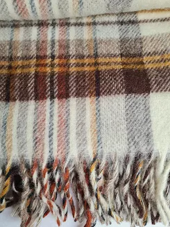 Koc wełniany z frędzlami 150x200 wełna nowozelandzka krata brązowa beżowa